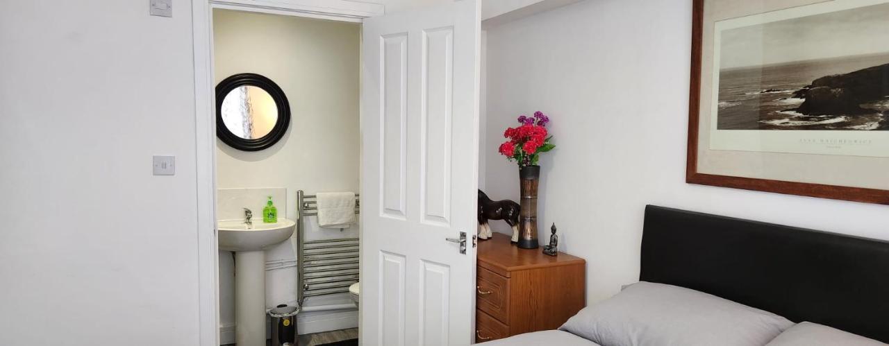 Homestay White House Ensuite Double Bedroom *