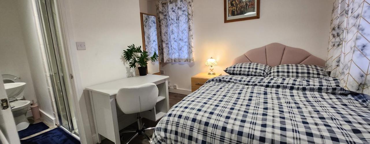 White House Ensuite Double Bedroom Homestay Warrington (Cheshire)
