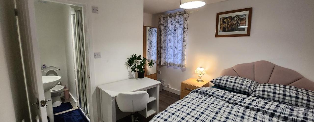 White House Ensuite Double Bedroom Warrington (Cheshire)