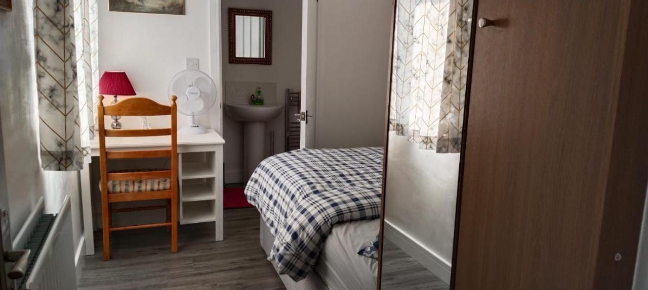 White House Ensuite Double Bedroom Homestay