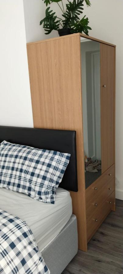 White House Ensuite Double Bedroom * Warrington (Cheshire)