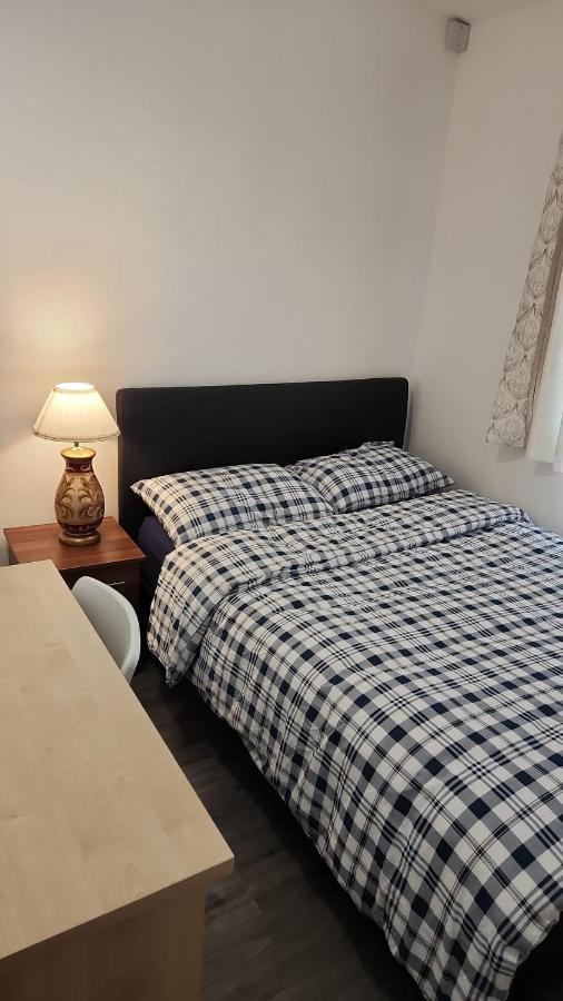 White House Ensuite Double Bedroom Homestay Warrington (Cheshire)