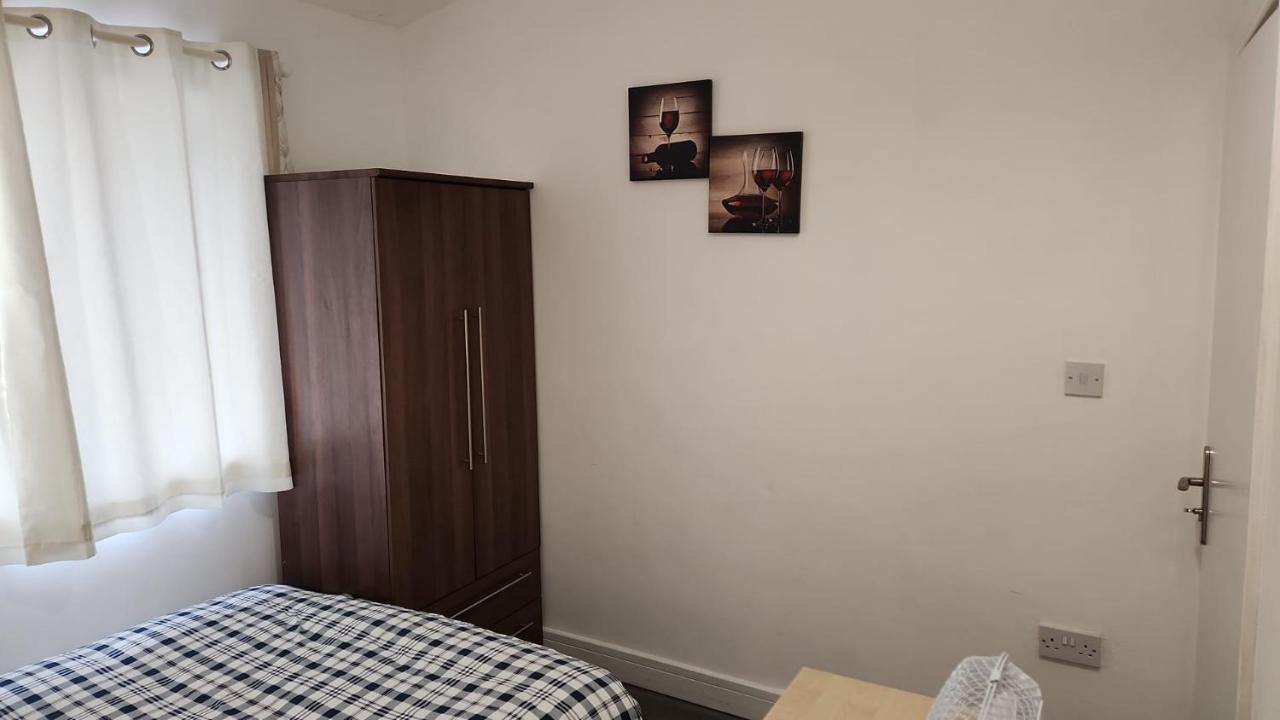 White House Ensuite Double Bedroom Homestay *