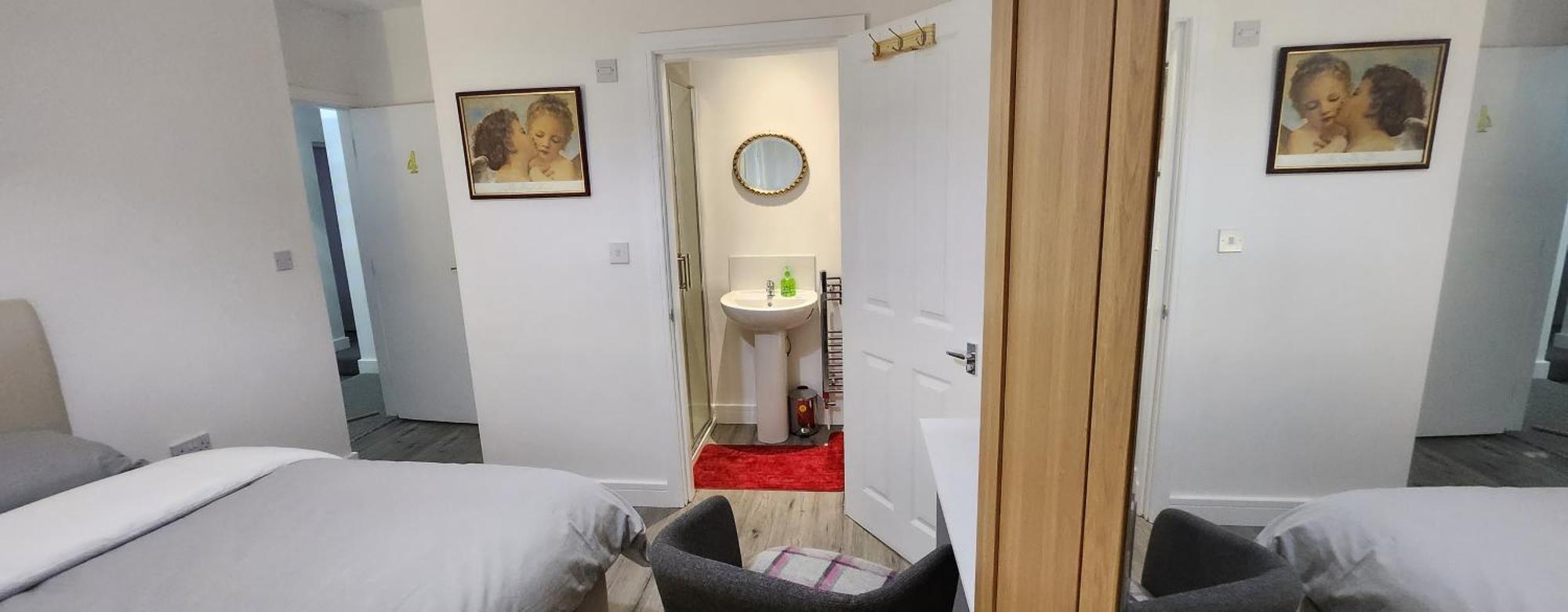 White House Ensuite Double Bedroom * Warrington (Cheshire)