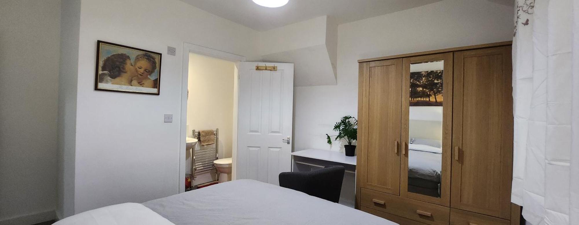 White House Ensuite Double Bedroom Warrington (Cheshire)