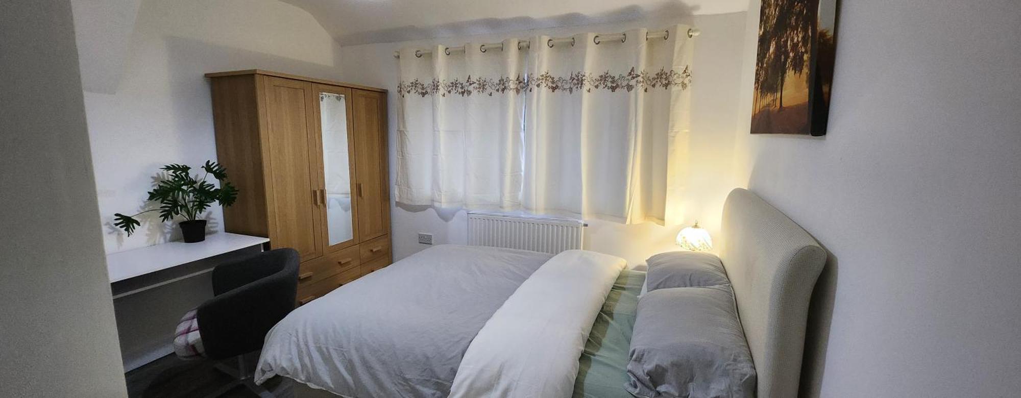 White House Ensuite Double Bedroom Homestay