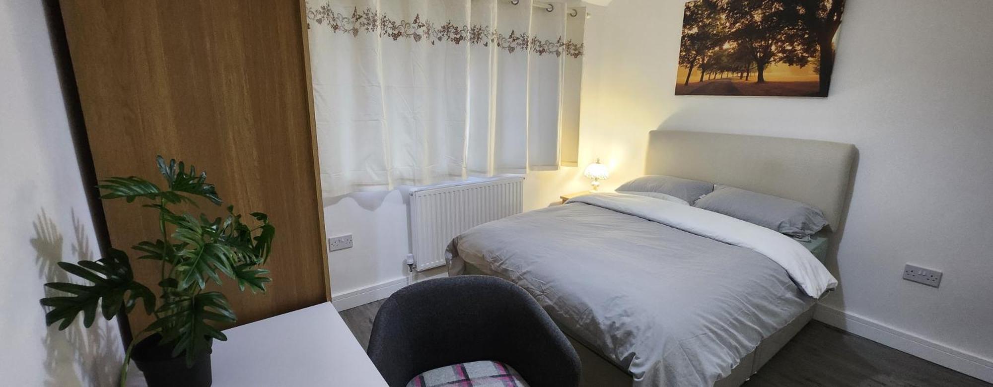 White House Ensuite Double Bedroom *