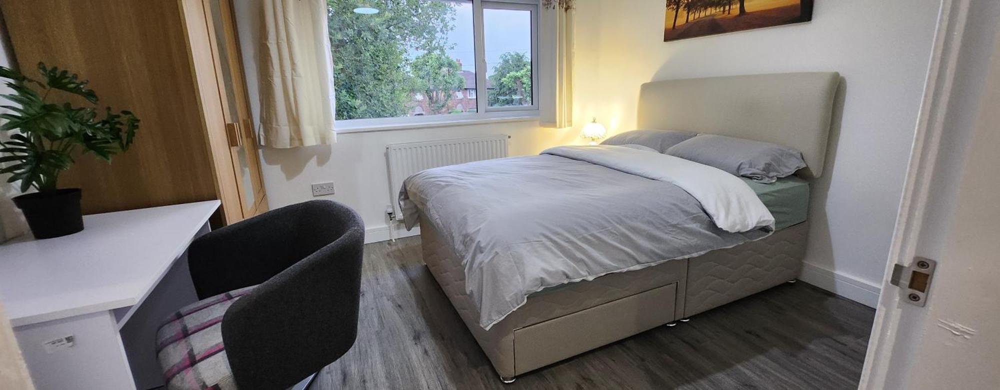 White House Ensuite Double Bedroom * Warrington (Cheshire)